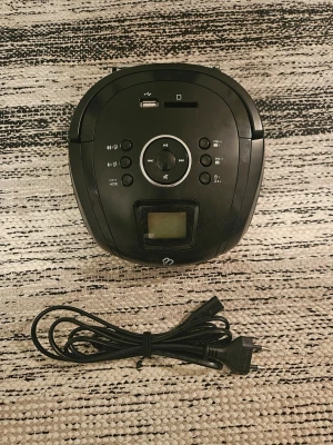 Radio med USB-ingång med strömkabel  - Nytt aldrig använt Finns Bluetooth. Går även spela från usb minne. Går även koppla in sd kort. Finns handtag. Drivas med batteri. Finns väckarklocka Digital klockan Hörluraringång FM-radio
