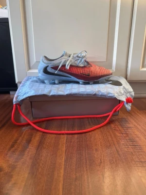 Nike Phantom 6 Elite Fg - Nike Phantom 6 Elite Fg Scary Good - Skick: 8/10 använda 3 månader inga defekter - Storlek: 40 - Pris: 999kr - Pris kan diskuteras vid snabb affär💨 - Kom DM vid fler bilder eller funderingar🥰