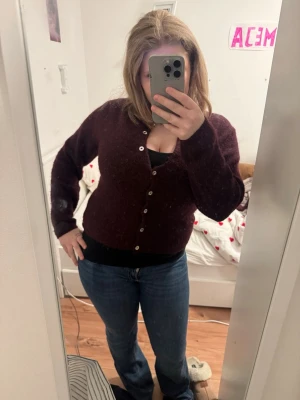 Vinröd kofta med knappar - Säljer min vinröda kofta från Gina tricot i storlek xs. Säljer då den inte kommer till användning. Skriv om ni har frågor och pris kan diskuteras vill bli av med det fort💞💞.