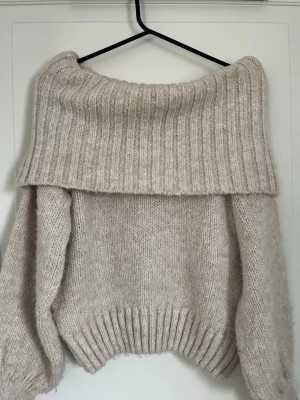 Ljus beige off-shoulder stickad tröja - Jättemysig ljus beige off-shoulder stickad tröja🤍🤍 Storlek S, från Gina. Använd fåtal ggr o inga defekter. Skriv gärna om de finns några frågor!