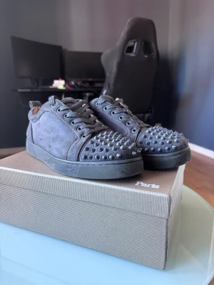 Loubs  - Feta skor i lite mörkare grå, köptes i mitten av vintern, passar dock inte längre storlek 41, passar dock 39-43 några nitar har lossnat men inget man lägger märket till! OBS kan byta mot valentinos osv, skriv vid funderingar eller frågor🌟