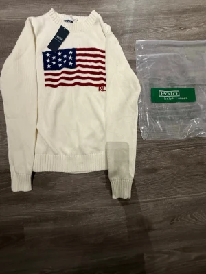 Vit stickad tröja - En fin vit stickad tröja med inga problem alls pris går att diskutera dm vid intresse.