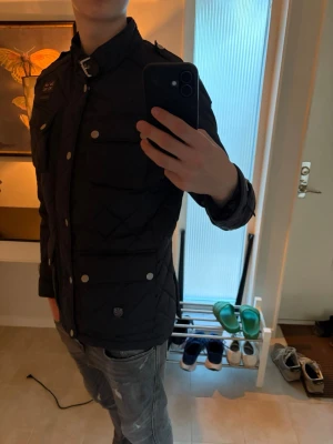 Svart field jacket från Morris - Tjenritz! Jätte fet field jacket från Morris säljes! Helt ny! Men säljs för en bråkdel av butikspris, nypris~3500. Hög efterfrågan på dessa så var snabb på köpknappen🤗priset är inte hugget i sten✅hör av dig vid frågor🙃//avenue
