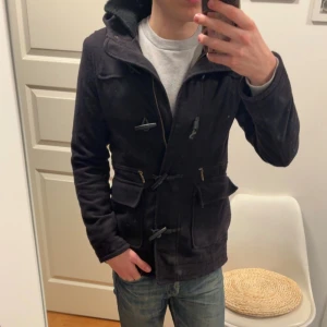 Vintage Tommy Hilfiger jacka - Sjukt snygg vintage Tommy Hilfiger jacka i storlek M men skulle säga att den sitter som en S eller Xs. Perfekt nu i vår vädret, knappt använd då den är liten på mig, skriv vid frågor eller funderingar! Köpt från vintage and friends för 1700kr!