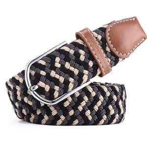 Flätat svart och beige bälte - Snyggt flätat bälte i svart och beige med detaljer i brunt konstläder. Bältet har ett klassiskt metallspänne och passar perfekt till jeans eller chinos. Den flexibla designen gör det enkelt att justera längden efter behov.