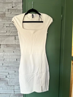 Två tighta klänningar från H&M - Säljer två tighta klänningar från H&M i svart och beige. Storlek XS aldrig använda 