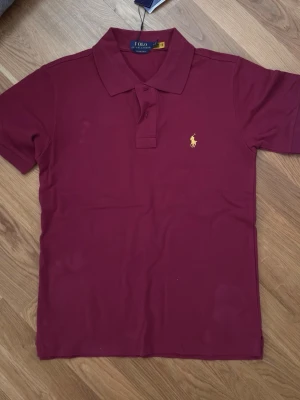 Vinröd pikétröja från Polo Ralph Lauren - Har aldrig använt den pris kan sänkas vid snabb köp 