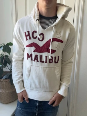 Hollister hoodie  - Hollister hoodie - rare och sjukt snygg . Inga defekter! Modellen i bilderna är 180 cm 75 kg och bär Storlek S , Kom med frågor! 🌟 (Kan gå ned i pris vid köp av paket 😉) 