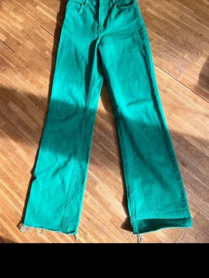 Raka jeans Zara  - Fina gröna jeans från Zara i storlek S.  Jeansen har en rak modell.  Använda ett fåtal gånger och i bra skick🌸