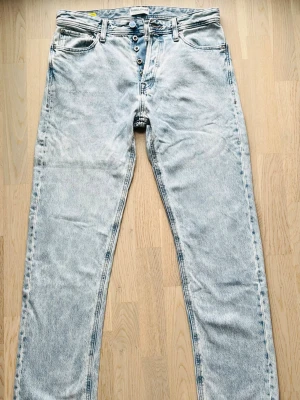 Jack & Jones jeans - relaxed straight W32 L34 - Dessa ljusblå relaxed fit-jeansen från Jack & Jones är enbart använda ett fåtal gånger och det finns inga tecken på slitage. Däremot något blekta. Byxorna säljs nu då dessa är för tighta för mig, men är verkligen användbara i så gott som nyskick. Rak passform och knappgylf. Storlek: W32 L34