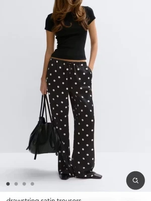 Oanvända satin byxor Gina Tricot  - Oanvända med prislappen kvar. Från Gina Tricot. Slut på hemsidan. Med prickar