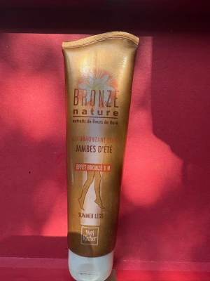 Yves Rocher Bronze Nature Brun-utan-sol - Bronze Nature brun-utan-sol för ben från Yves Rocher. Tuben är guldbrun med vita och bronsfärgade detaljer. Innehåller extrakt av blomster och ger sommarben med naturlig solbrun effekt på 1 timme. Passar dig som vill ha en solkysst look utan sol.