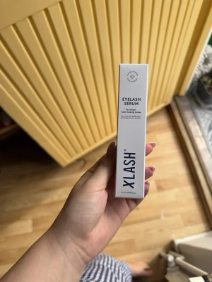Xlash Eyelash Serum 5 ml - Xlash Eyelash Serum är ett ögonfransserum i vit förpackning som hjälper till att ge längre och fylligare fransar. Dermatologiskt testad formula i smidig tub på 5ml. Perfekt för dig som vill boosta dina fransar med ett välkänt märke.