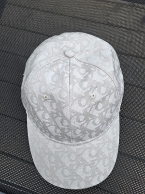 Calvin Klain keps - 6 Panel Baseball Unisex - Chateau - Säljer en jättefin och stilren keps från Calvin Klein Jeans i modellen "6 Panel Baseball" (Unisex). Färgen heter Chateau och har ett snyggt, subtilt monogram-mönster över hela kepsen.  Notera: Tvättlappen på insidan är bortklippt då den skavde och var obekväm. Kvitto finns och kan visas upp vid behov för att styrka att den är äkta.  Pris går alltid att diskutera! 🌺💕