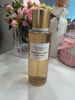 Victoria's Secret - Almond Blossom & Oat Milk Body Mist 250ml