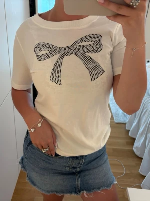 T-shirt med tryck - T shirt med tryck, från LMTD. Storlek 170/176, passar därmed XS/S