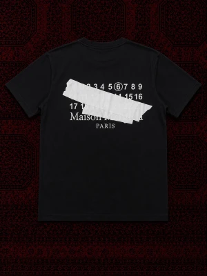 Maison Margiela t-shirt - Svart t-shirt från Maison Margiela unik och efterfrågad modell | perfekt för clean sommar outfits! | Skick : 10/10 Inga tecken på användning | Masion margiela påsen ingår på köpet | Storlek EU S | Längd : 64 cm | Bredd : 46 cm | pris går att diskutera vid snabbaffär / bundle köp! 