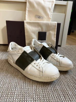 Valentino sneakers  - Snygga valentino opens i bra kvalite. Klassisk låg modell med rund tå och vita snören. Skorna har diskret logga på plösen och är tillverkade i läder för en lyxig känsla. Passa på att köpa ordinarie pris ligger runt 5000kr. Pris kan diskuteras!!!