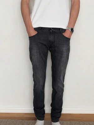 Replay anbass - Säljer ett par snygga replay jeans i modellen anbass. Jeansen är i mycket bra skick, de har inga deffekter. Storleken är W31 L34 och passformen är slim fit. Jeansen är lätta och sköna på benen, vilket är perfekt nu till sommaren. Färgen är mörkgrå. Dessa jeans är väldigt populära och nypris på dessa är cirka 1800kr, men jag säljer dessa för 449! Kontakta mig vid minsta lilla fundering eller prisförslag!