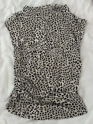 Leopard top h&m - Leopard top från h&m, helt oanvänd och går inte att köpa mer
