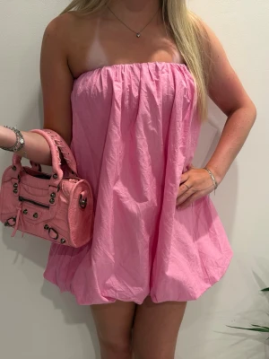 Rosa ballong klänning från Zara💖💖 - Söt rosa kort klänning med ballongformad nederdel och axelbandslös design. Klänningen har en luftig och avslappnad passform.