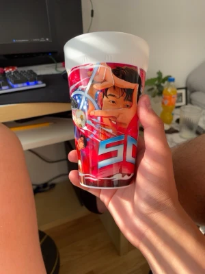 McDonald's plastmugg med anime-tryck - Aldrig använd bud! Högsta bud vinner, då jag kan posta den privat och inte plick kan posta på plick också om du köper den för de pris som de är