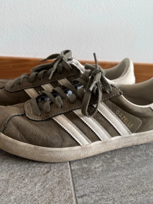 Adidas Gazelle olivgröna sneakers - Säljer ett par olivgröna Adidas Gazelle i storlek 41 och 1/3