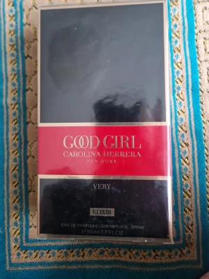 Good Girl Very Elixir parfym 80ml - Good Girl Very Elixir Eau de Parfum från Carolina Herrera i elegant svart och röd förpackning med gulddetaljer. Flaskan innehåller 80 ml och är en naturlig spray. Lyxig och modern doft som sticker ut.