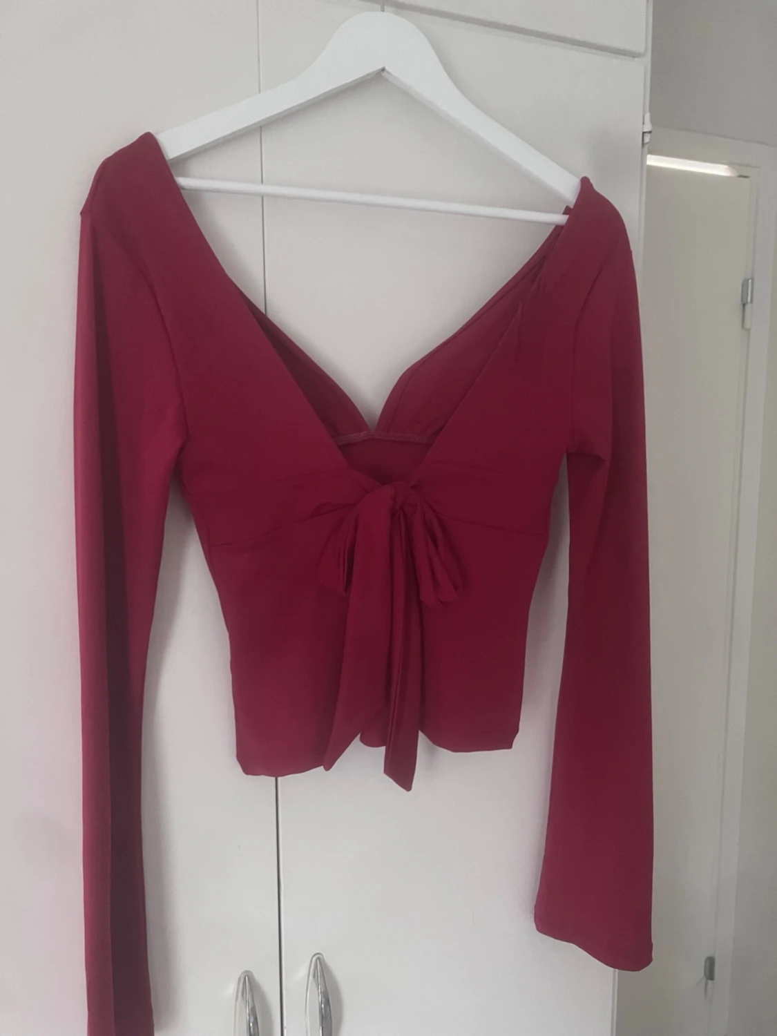 Mörkröd långärmad topp med knyt - 1