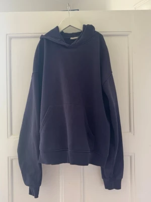 Mörkblå oversized hoodie Gina tricot - En mörkblå hoodie i storlek S från Gina tricot. Använd men i bra skick!!