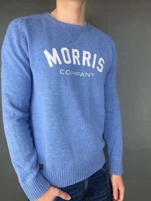 Morris stickad tröja - Morris sweatshirt Märke: Morris Storlek: L Passform:  Färg: Ljusblå Skick: Mycket bra Beskrivning: utan defekter. Modellen på bilden: 183 cm / 75 kg
