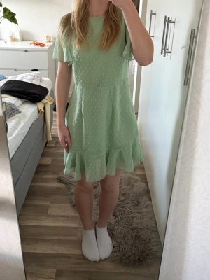Somrig klänning - Superfin grön somrig klänning, endast använd två gånger. Skriv gärna för fler bilder :)  (Egentligen strl M, men tycker den sitter som S) 