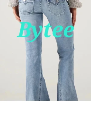 Ljusblå bootcut jeans True Religion - Byta ett par 23w true religion jeans. Mot vilken färg som helst i 23w.