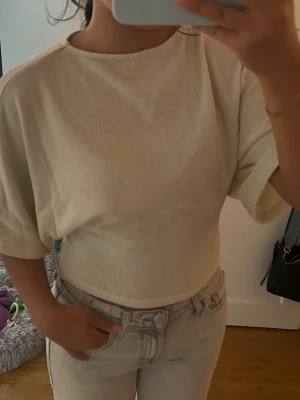 Fugursydd T-shirt  - Har en liten fläck på kragen