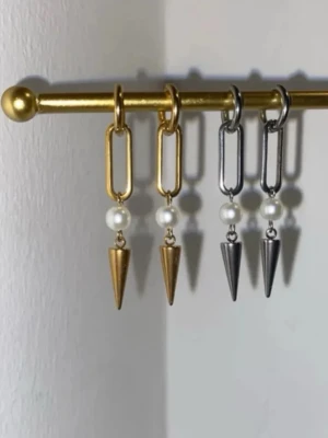 Örhängen  - Örhängen i rostfritt stål ❣️Modell ”Doris” finns i både guld och silver 