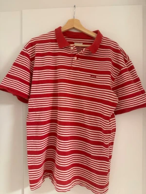 Levi’s Striped Polo Red White XL - Säljer en Levi’s Striped Polo Red White. Storlek XL.