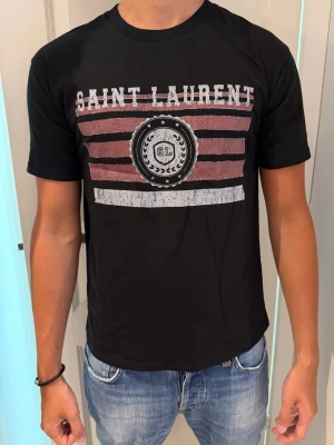 Saint Laurent tisha  - Sprillans ny t-shirt! Nyskick, Storlek M! Vid minsta fundering kontakta oss! 