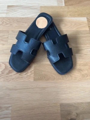 Svarta sandaler - Endast använda en gång.