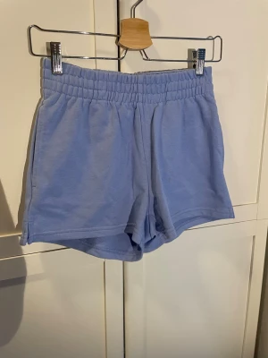 Blåa mjukis-shorts - Ett par blå mjukis-shorts från gina tricot i storlek XS. Är i bra skick förutom några små fläckar.