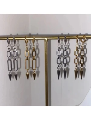 Örhängen  - Stilrena örhängen i rostfritt stål ❣️Modell ”Iris” finns i både guld och silver, och i två varianter 