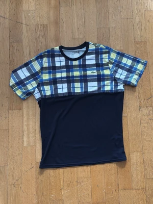 Lacoste dress  - Väldigt snygg Lacoste t shirt och shorts jag har använt 4-5 gånger. I storlek M passar oxå L. T shirten säljer jag för 450kr. Shorts 250kr. Båda 650kr.