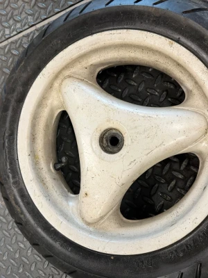 Hjul och variatorhjul till moped - Säljer ett svart och orange variatorhjul från Motoforce Racing samt ett svart däck med vit fälg till moped. Variatorhjulet har sportig design och tydlig logga, fälgen är treekrad och robust. Perfekt för dig som vill uppgradera eller byta delar på din moped.