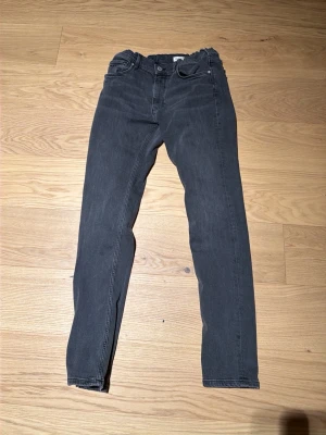 Mörkgrå slim jeans med stretch - Snygga mörkgrå jeans i slim fit-modell med klassisk femficksdesign och stretchig bomullsblandning. Perfekta för en avslappnad och trendig look. Passar dig som gillar en smalare siluett och enkel stil.
