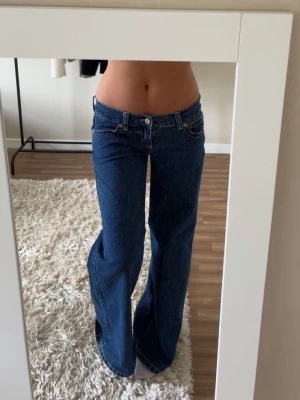 Lågmidjade Abrand jeans - Mörkblåa lågmidjade Abrand jeans. Använda vid två tillfällen så som nya. Nypris 1285kr. W28, sitter som S/M. Skönt och bra material. Långa på mig som är 168cm. Säljer då jag har ett par till. Tryck gärna på köp nu. 