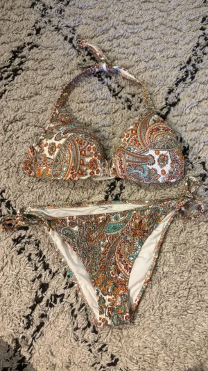 Mönstrad bikini från Calzedonia - Snygg bikini från Calzedonia med färgglatt mönster 