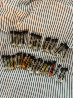 Essnce test kit  - Säljer 37 stycken dofter från Essence test kit, det är mest damdofter men finns även några unisex. Jag säljer då jag redan hittat min favorit. Jag har luktat på alla och öppnat dom men det är mycket kvar i dom ändå. Är ett perfekt sätt att hitta sin favorit doft på. Varje parfym flaska 2 ml. 