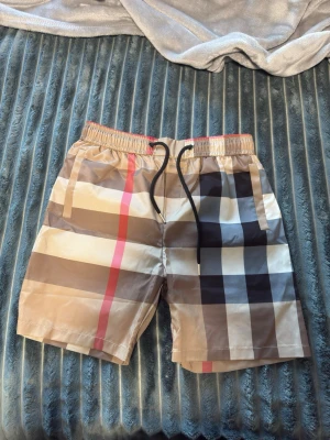 Burberry shorts - Burberry shorts storlek S.