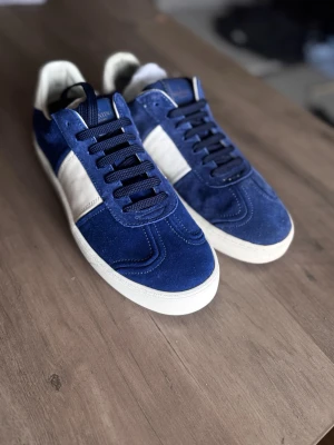 Valentino Flycrew Storlek 43 - En av kollektionens mest sällsynta och svårfångade nyans. Eftersom modellen inte längre tillverkas är detta ett unikt tillfälle att förvärva i ett närmast oklanderligt skick.  9/10 skick, alla spikar intakta, fräscha innesulor. Inga skambud eller sista-priset-snack. Allt OG medföljer. Jag vet vad skorna är värda. Skriv om du är seriös och har frågor. Snabb och smidig affär prioriteras.