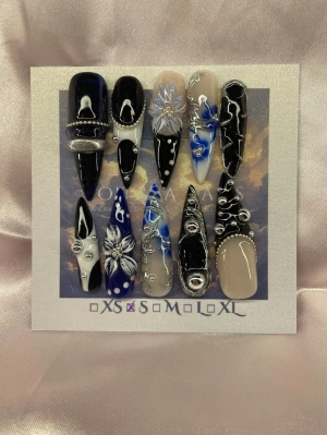 MoonFlower (S);ExtraLongStiletto  - Unika handgjorda press-on naglar i svart, blått och nude med silverdetaljer och 3D-blommor. Extra långa i en stilettoform, dekorerade med pärlor, mönster och metallic-effekter. Perfekt för dig som vill sticka ut med kreativa och edgy naglar.S: 15 mm, 11,5 mm, 12 mm, 11 mm, 9 mm 