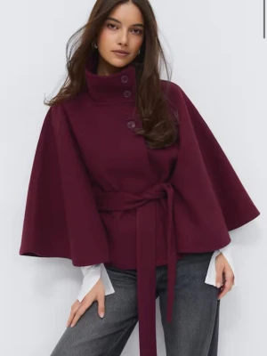 Vinröd poncho med knytband - Så fin röd poncho som är köpt på ginatricot!